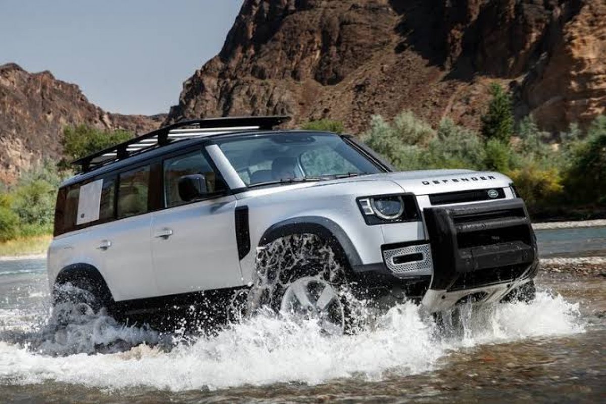 Land Rover apresenta Defender 130 com motor V8 e oito lugares 