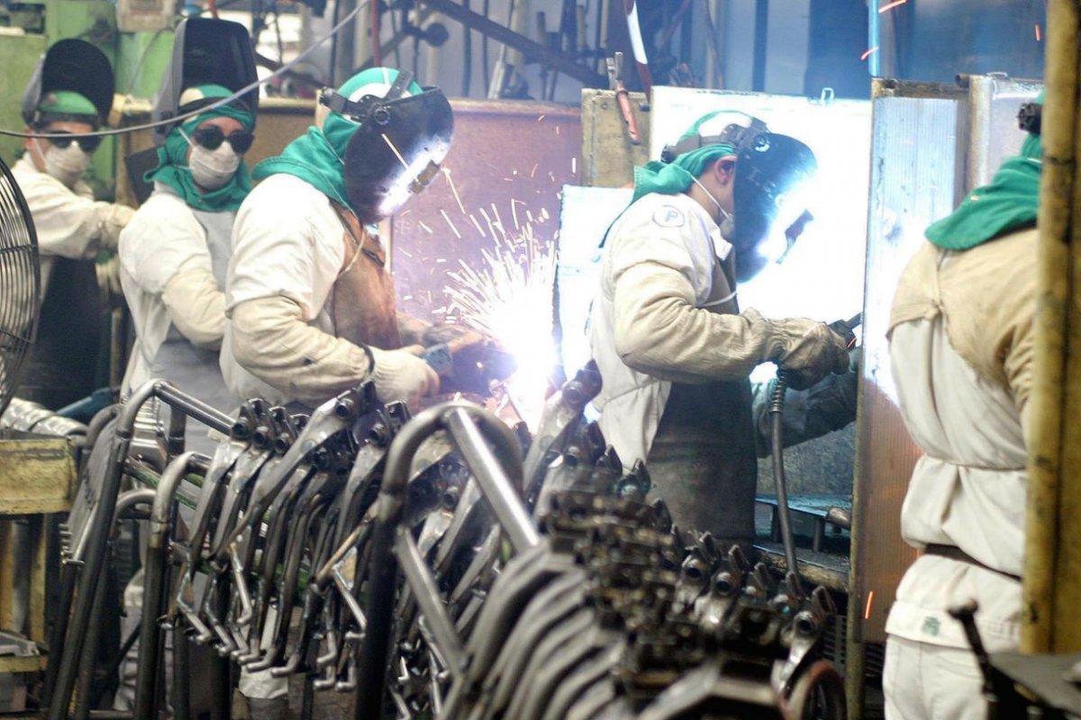 Inflação e falta de insumos afeta 7 em cada 10 indústrias no Brasil, aponta CNI