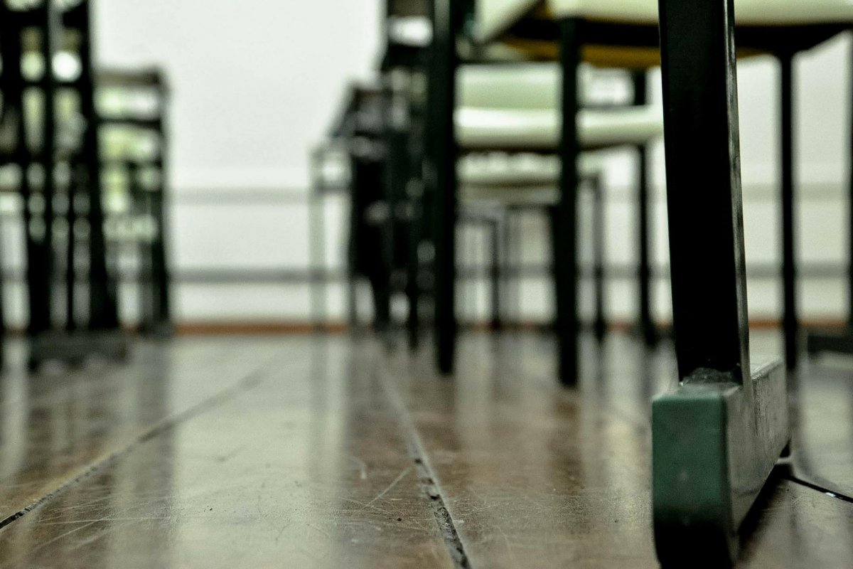 Relatório da CGU aponta sobrepreço de R$1,6 BI em compra de mesas e cadeiras escolares 