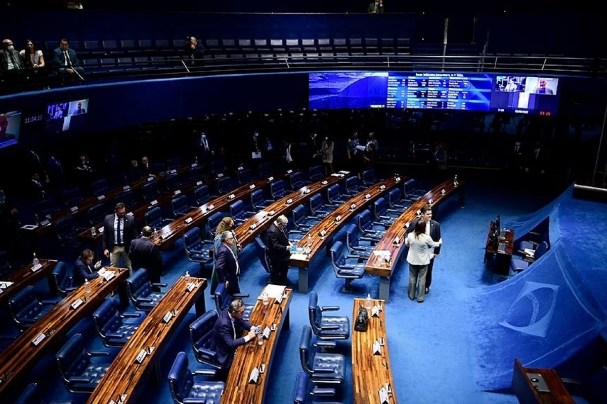 Senado aprova a PEC que cria piso salarial para enfermeiros e técnicos 