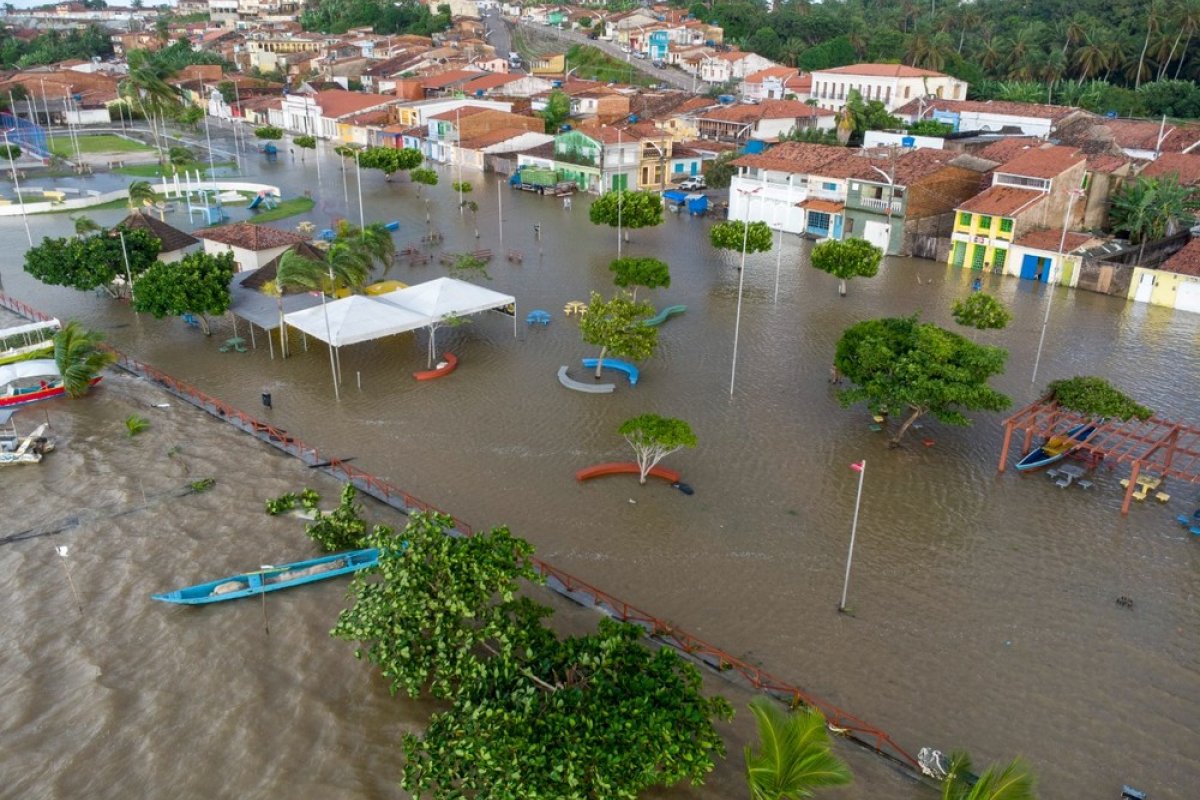 Inmet divulga alerta de perigo com chuvas intensas no litoral do Nordeste 