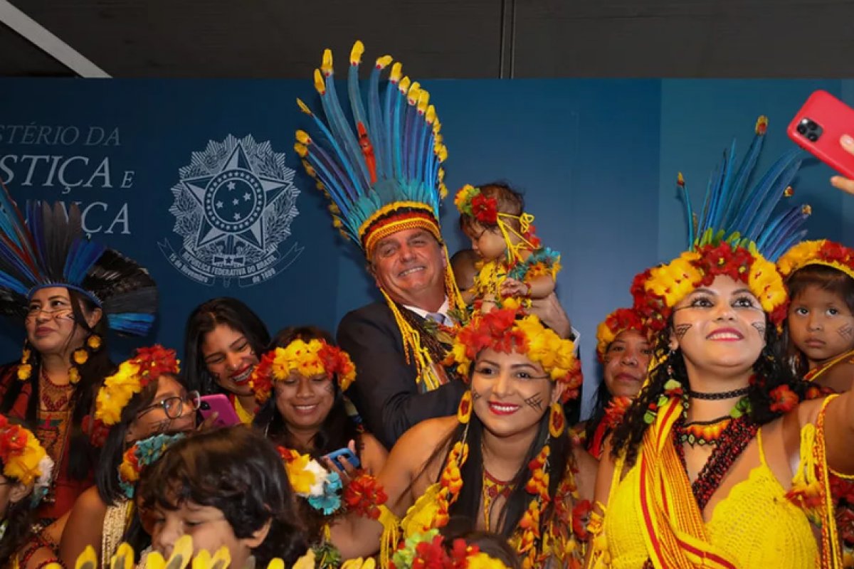 Bolsonaro veta dia dos Povos Indígenas um dia após criar dia do Espiritismo