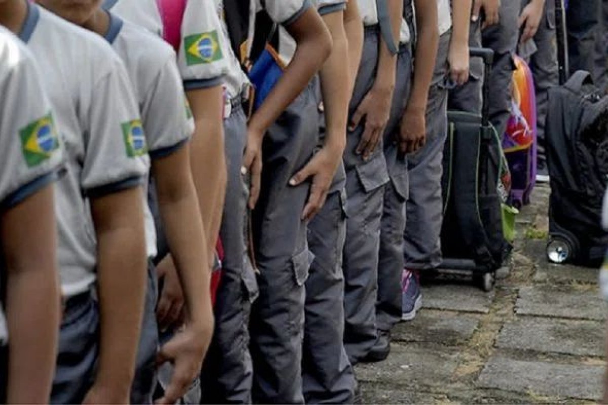Educação: sete em cada dez brasileiros dizem confiar mais em professor do que em militar na escola 