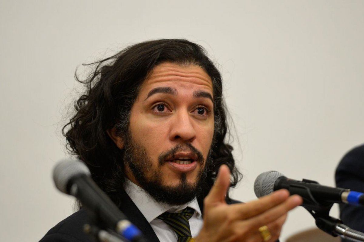 Jean Wyllys deve indenizar Kim Kataguiri em R$ 5 mil após associá-lo ao nazismo