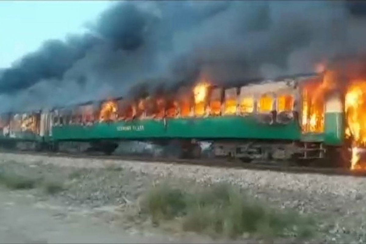 Botijão explode e mata 71 pessoas em trem no Paquistão 