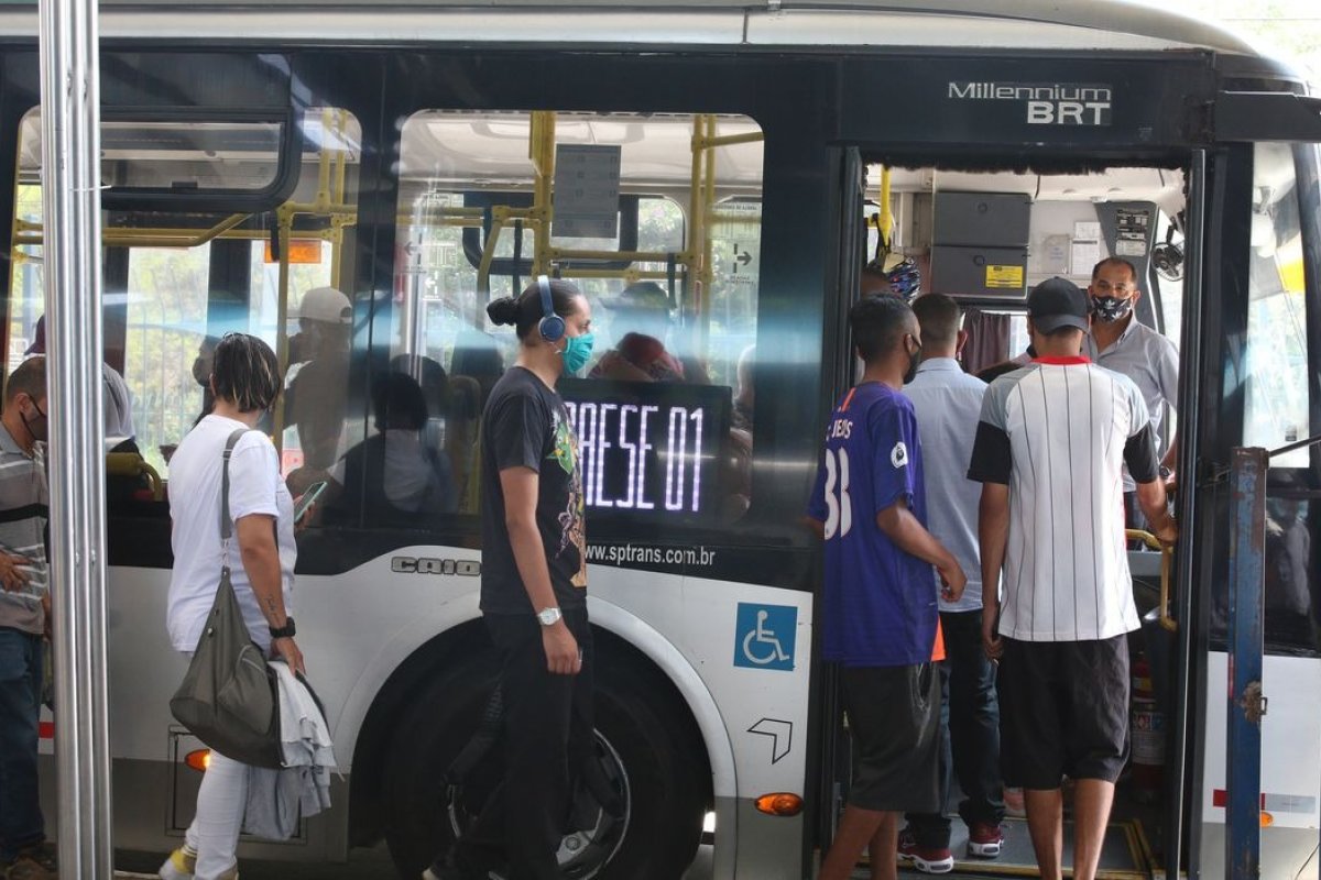 Gasolina mais cara faz pessoas trocarem carro por ônibus, aponta estudo 