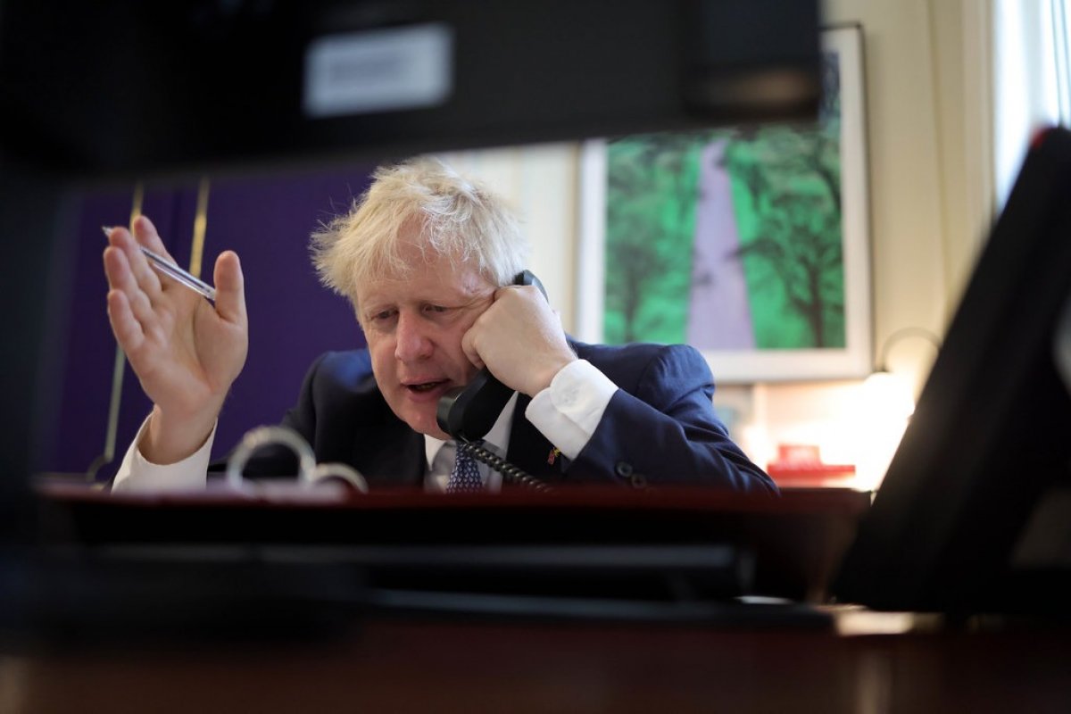 Boris Johnson enfrentará voto de desconfiança no Parlamento 