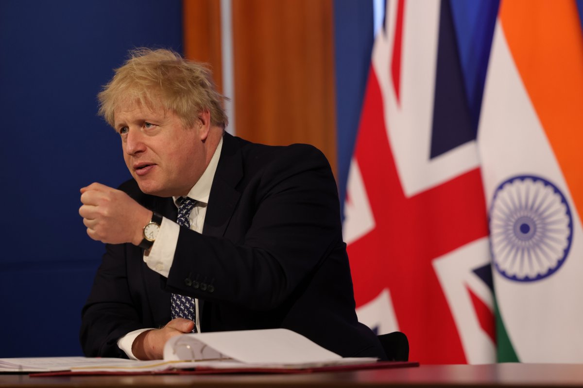 Boris Johnson vence voto de confiança do partido e permanece no cargo 