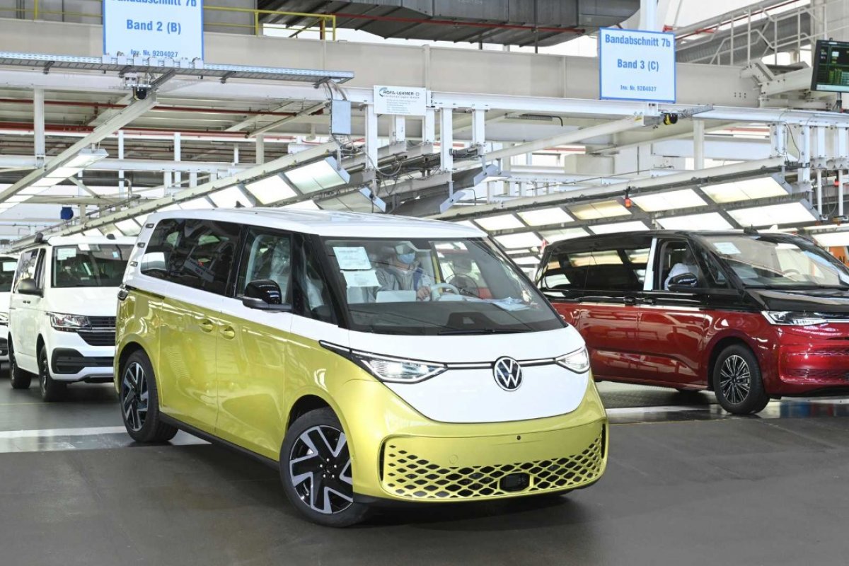 Volkswagen inicia produção em série da Kombi elétrica 