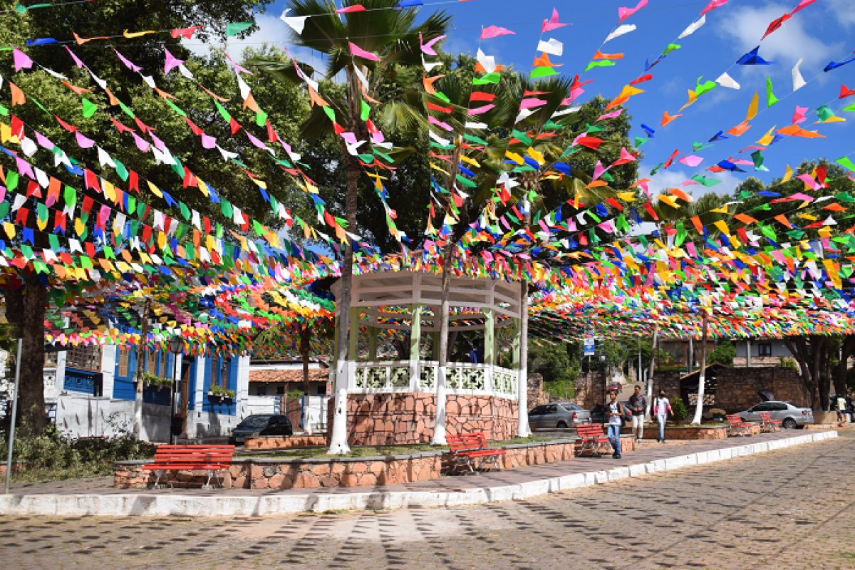 Nomes como Adelmário Coelho, Flávio José, Chambinho do Acordeon, Zelito Miranda, Flor Serena e Estakazero farão a festa do São João de Lençóis!  