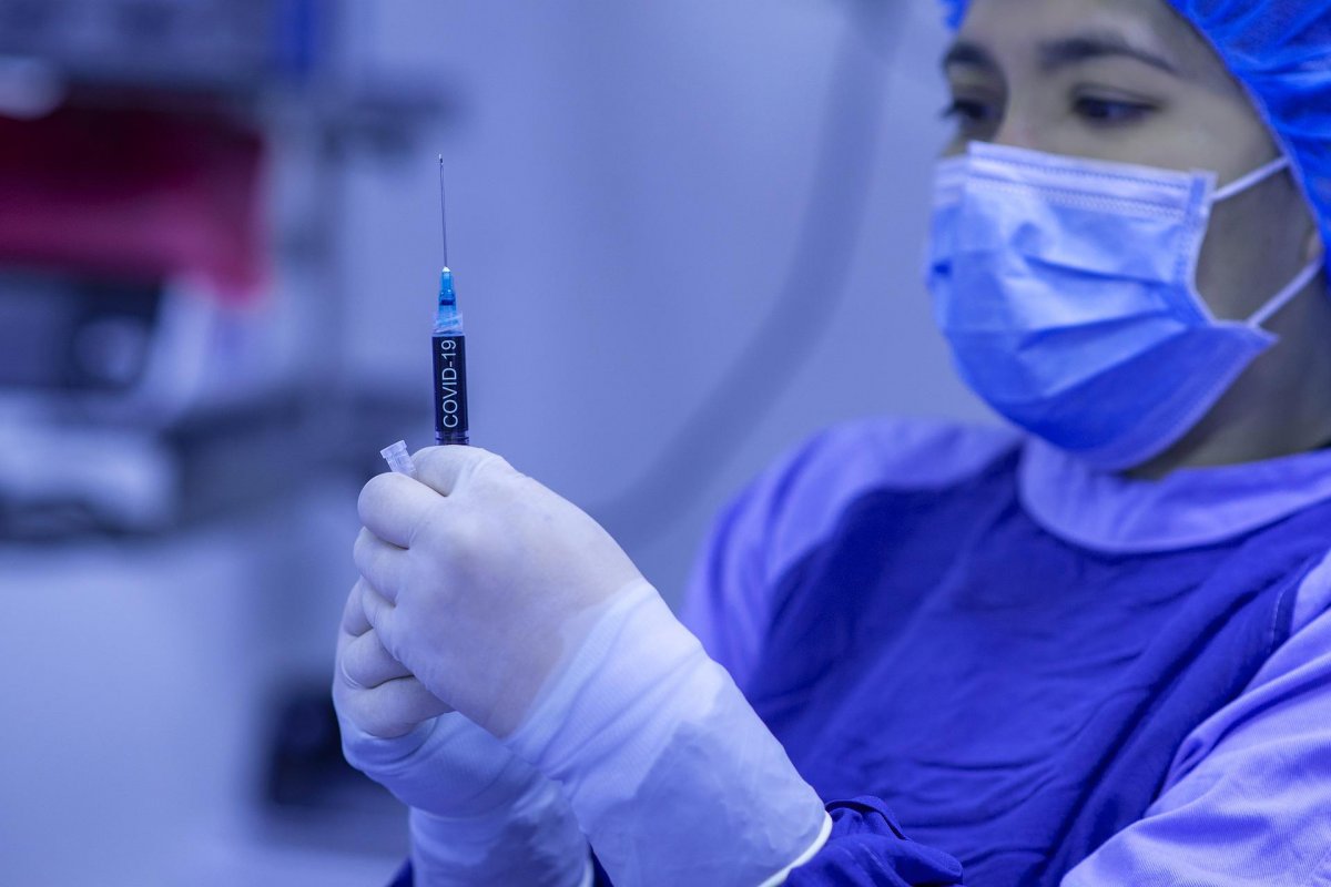 Covid-19: nova versão de imunizante da Moderna age especificamente contra a Ômicron