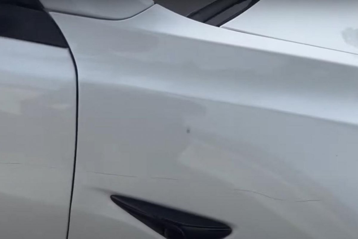 Vídeo gravado por Tesla ajuda a prender criminoso que riscava carros estacionados 
