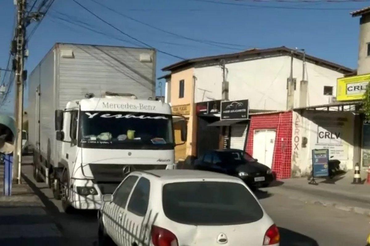 Criminosos roubam caminhão e carga avaliada em R$ 180 mil