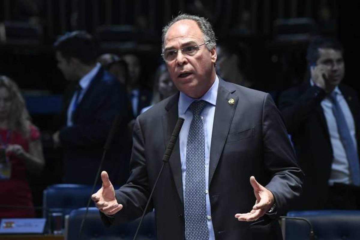 Senador lê relatório do projeto que põe limite no ICMS de combustíveis e abre caminho para votação no plenário