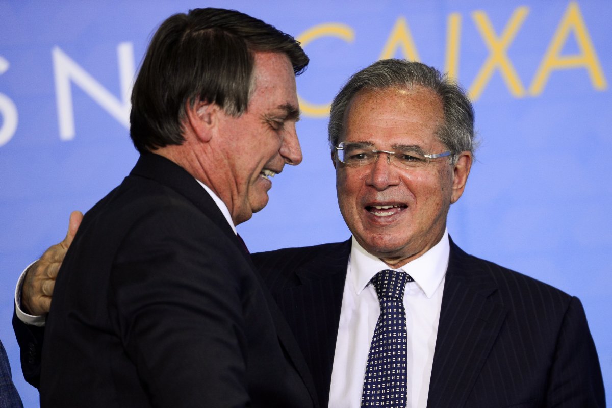 Paulo Guedes pede que supermercados congelem preço até 2023