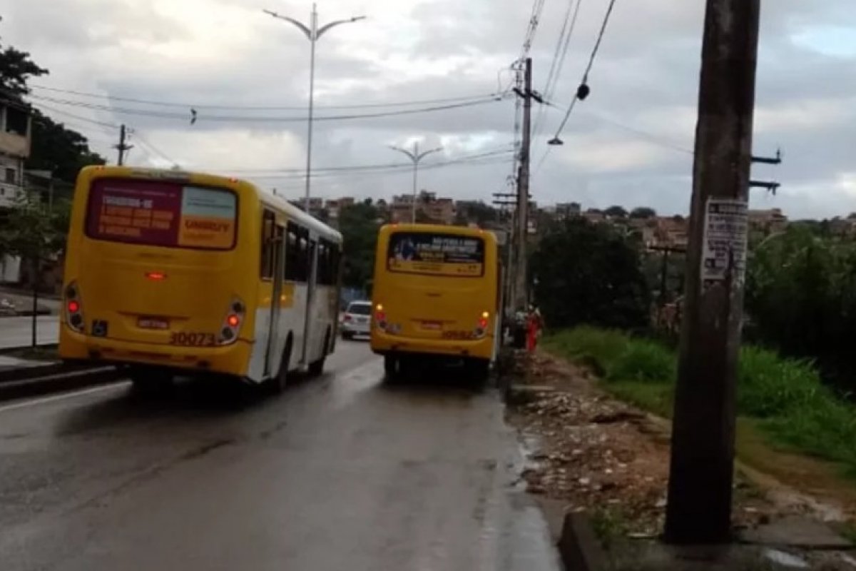 Ônibus quebra e provoca engarrafamento no subúrbio de Salvador 