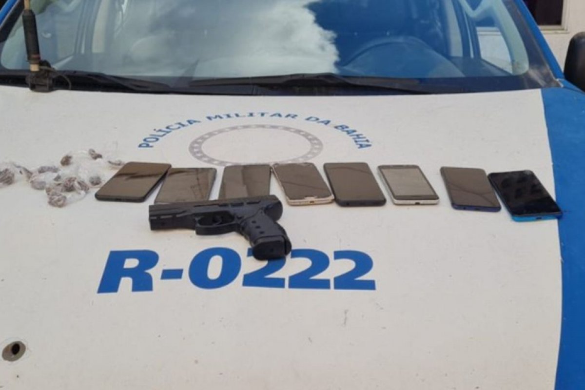 Dupla é presa após assaltar ônibus com pistola falsa na sexta-feira (10), em Salvador