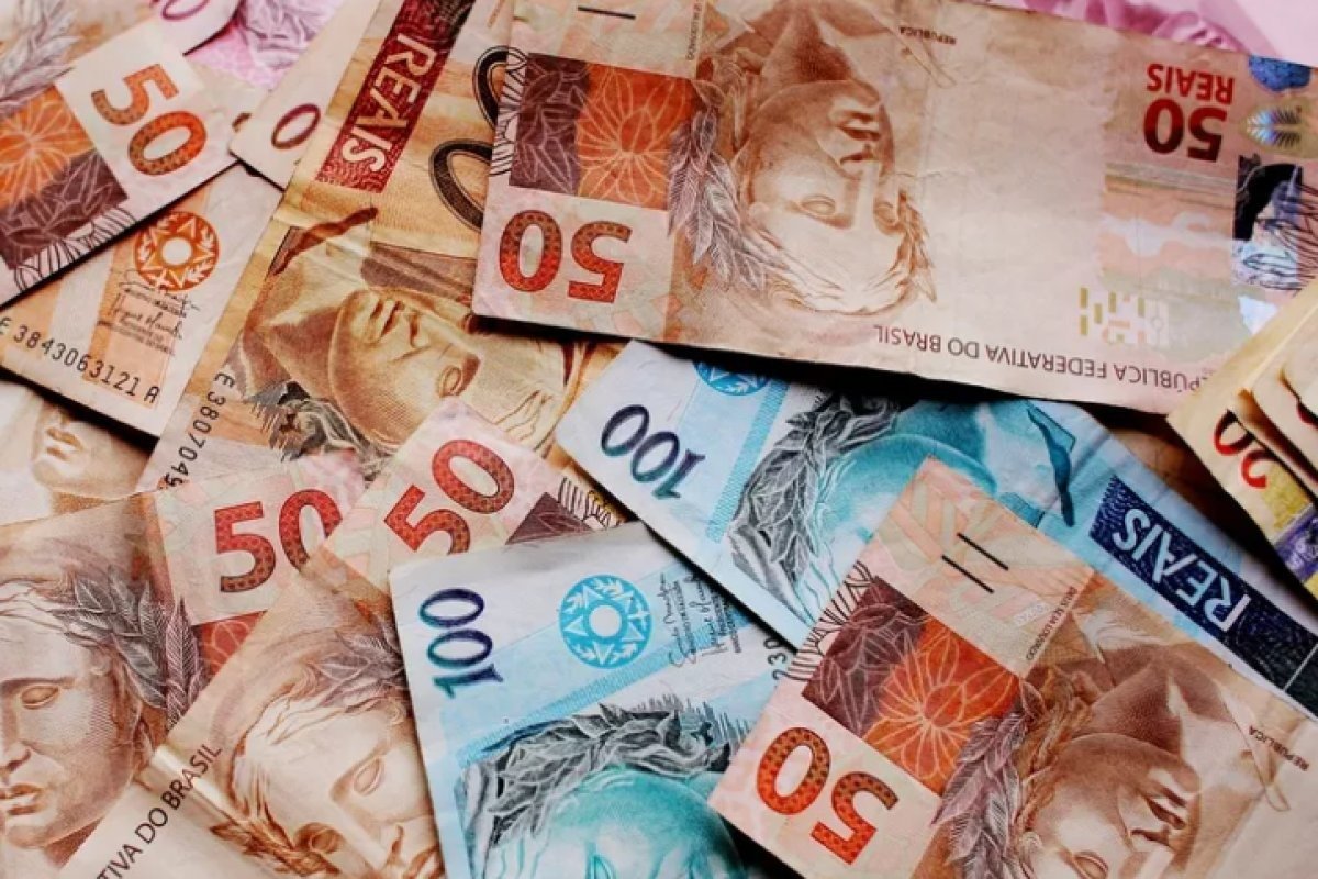 Rendimento médio do brasileiro tem queda recorde em 2021 e atinge menor valor em 10 anos, diz IBGE