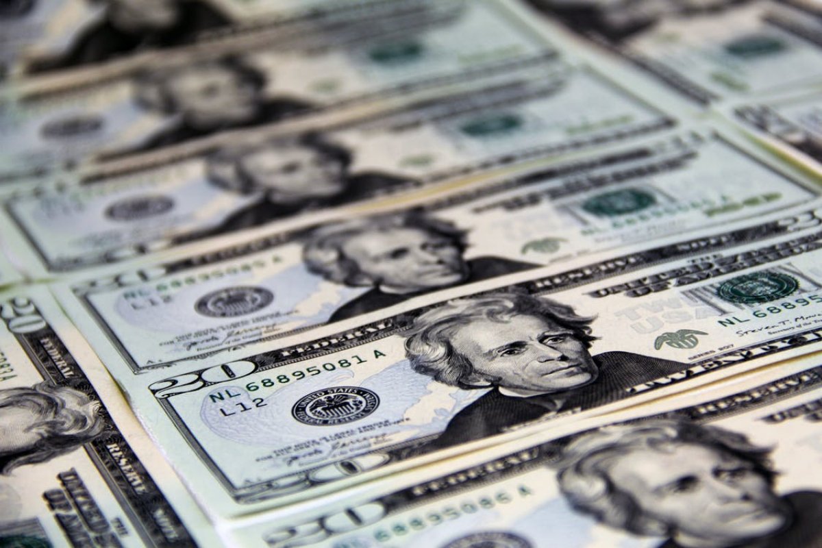 Ibovespa tem queda, mas dólar supera R$ 4,95 com inflação nos EUA