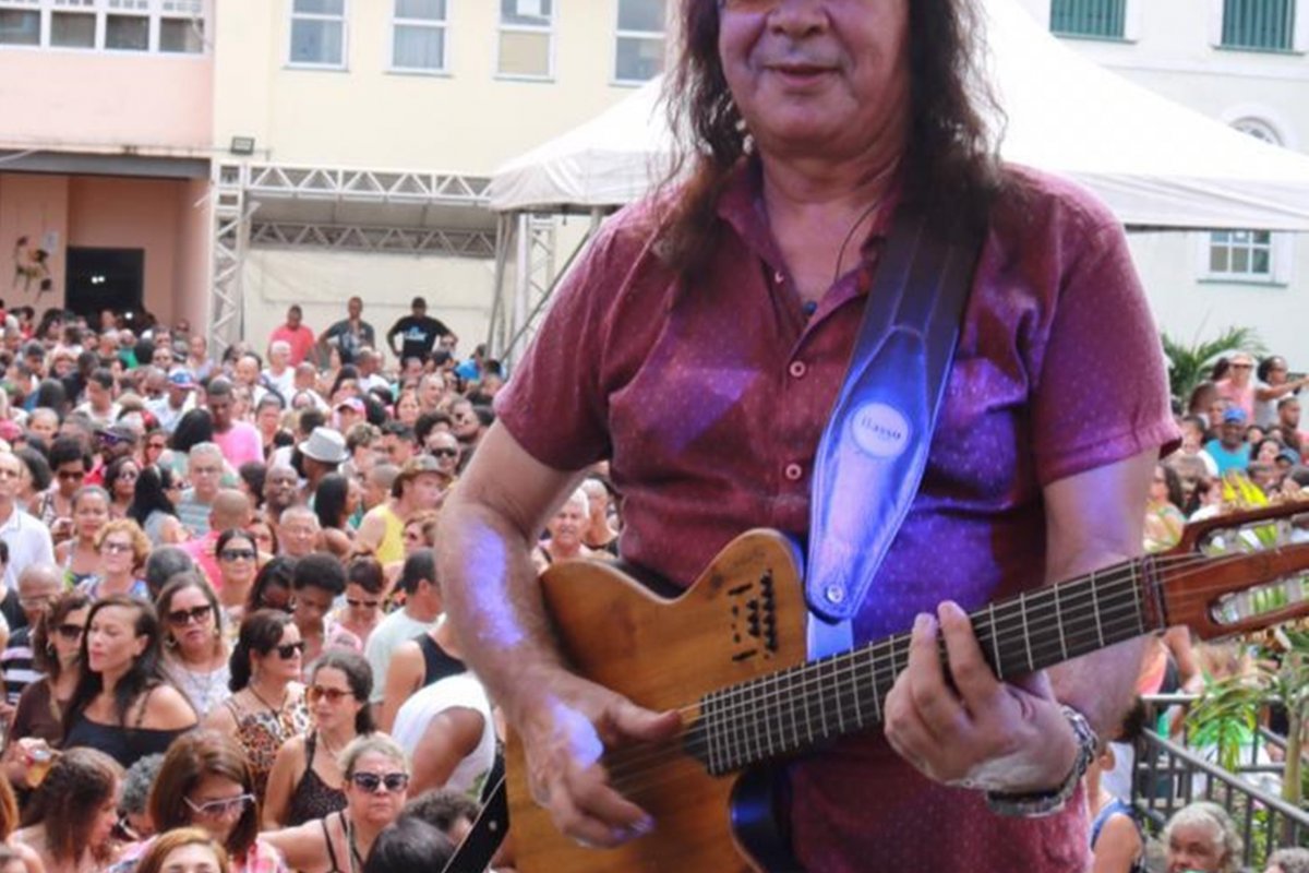 Cantor Zelito Miranda realiza show gratuito no Pelourinho