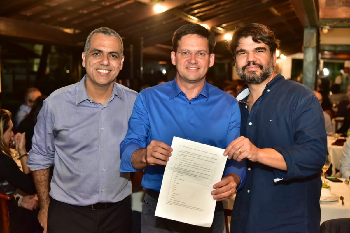 Cézar Leite realiza jantar em Salvador com a classe médica e João Roma 