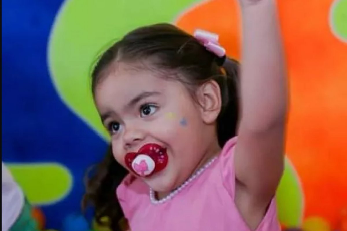 Pai de menina que morreu após cair de prédio é solto 