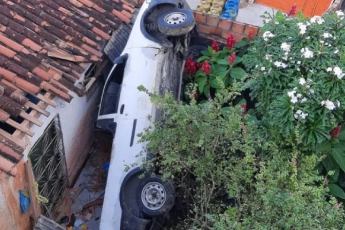 Motorista perde direção de carro e cai em fundo de casa em Salvador 