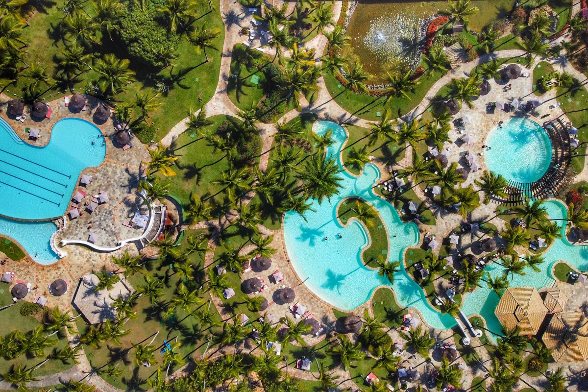 Resort baiano terá nova piscina e programação de lazer com tema circense!