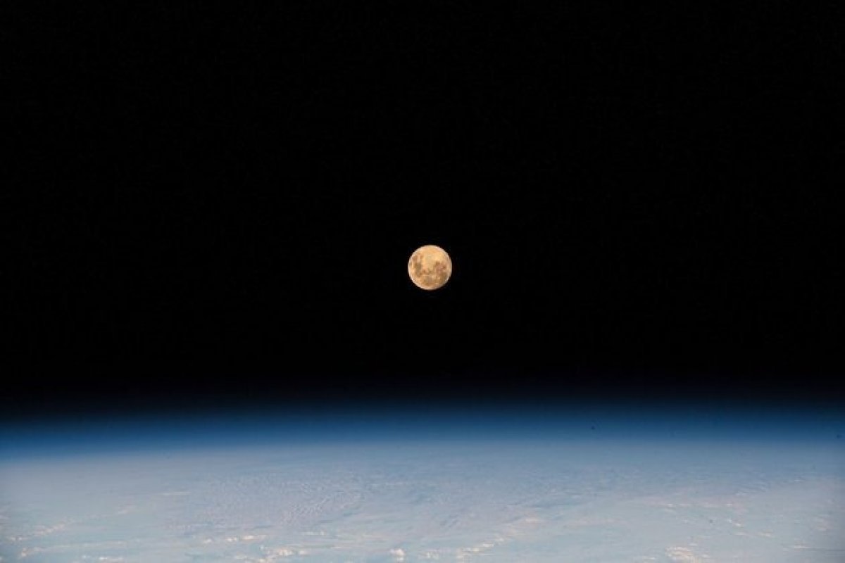 Superlua ilumina céu do Brasil na noite desta terça-feira (14)