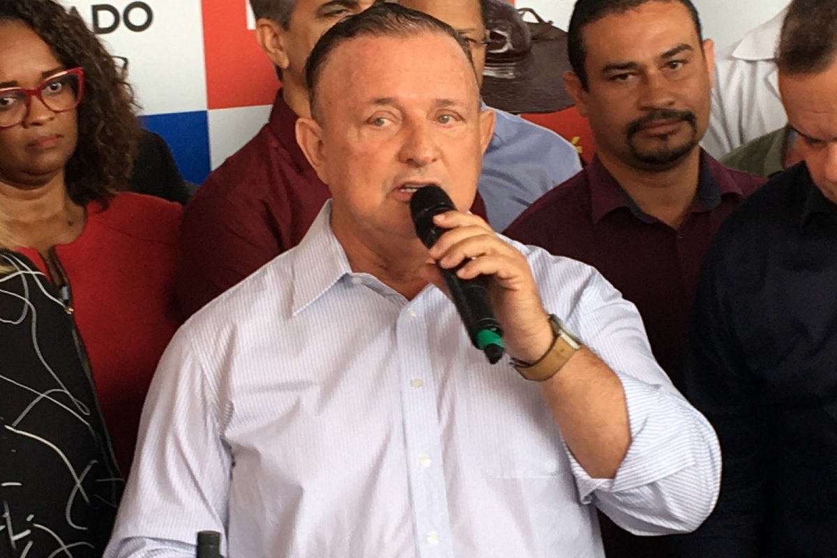 'Tem candidatos achando que a população não se lembra de como era a Bahia há 15 anos', diz Adolfo Menezes