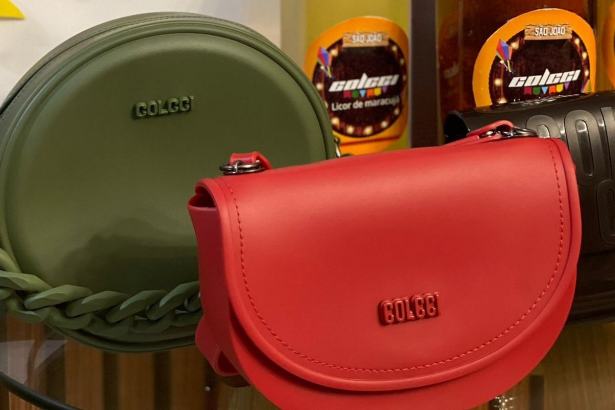  Colcci presenteia clientes e influencers com bolsas da grife! 