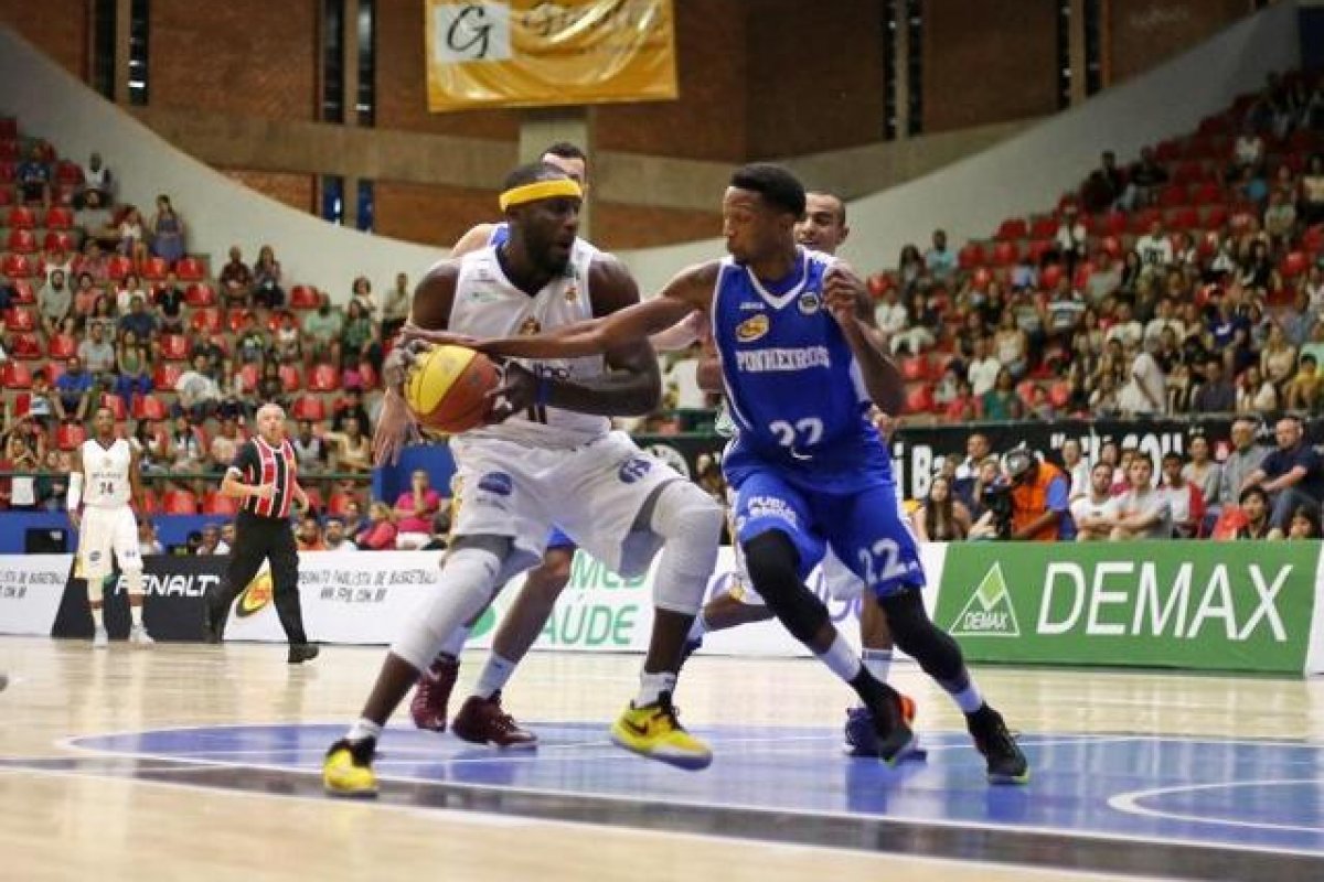 Equipes campeãs de torneio de basquete recebem premiação inusitada 