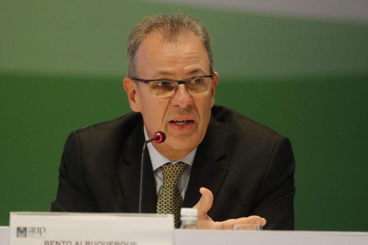 Petrobras 'está errando muito' e 'falta sensibilidade', diz Bento Albuquerque