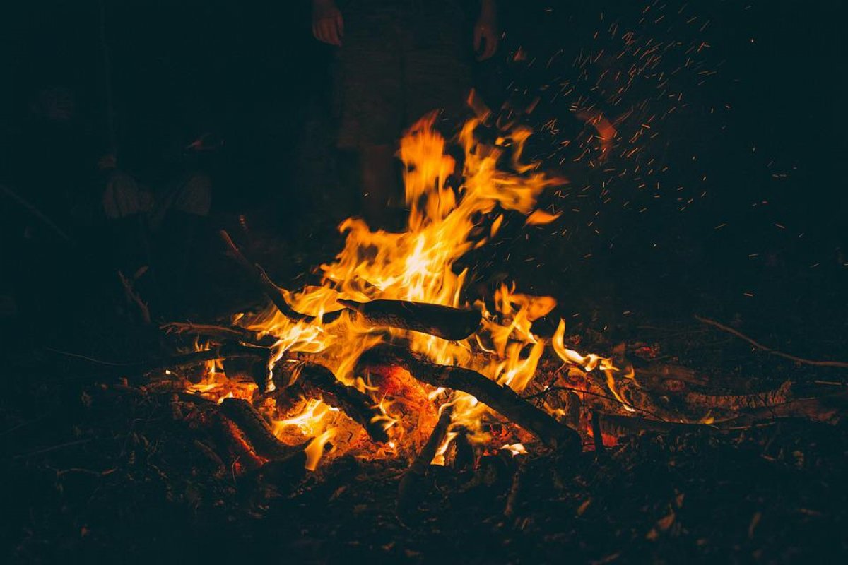 Fogos de artifício, fumaça e fragmentos de fogueira podem ser vilões para os olhos no São João! 