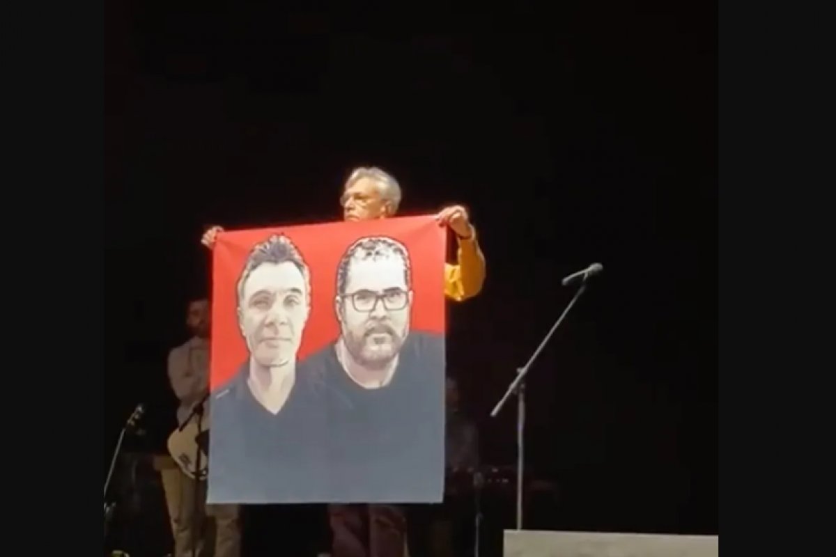 Caetano Veloso faz homenagem a Bruno Pereira e Dom Phillips durante show