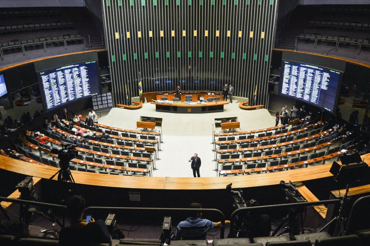 Parlamentares devem discutir possibilidade de taxar exportação de petróleo para frear reajustes dos preços dos combustíveis