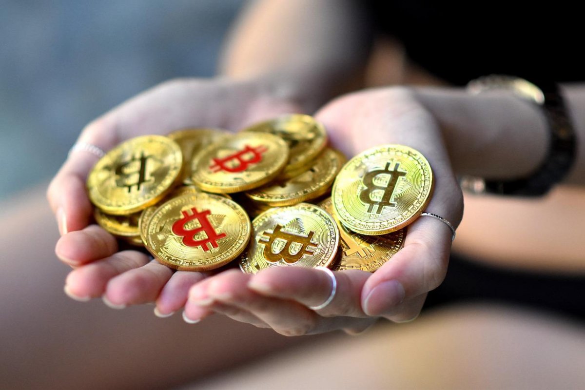 Bitcoin tem queda recorde e opera abaixo dos US$ 20 mil
