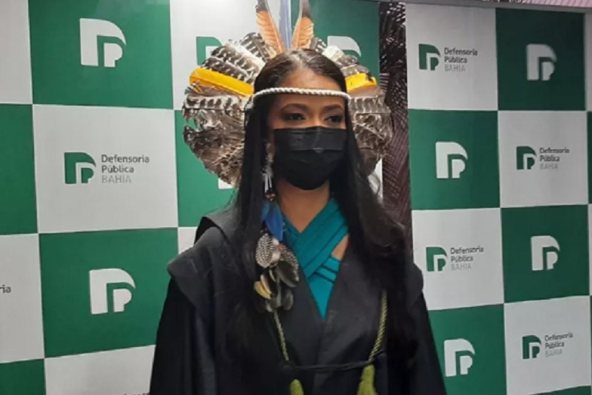 Com cocar e beca, primeira defensora pública indígena da Bahia toma posse durante cerimônia em Salvador