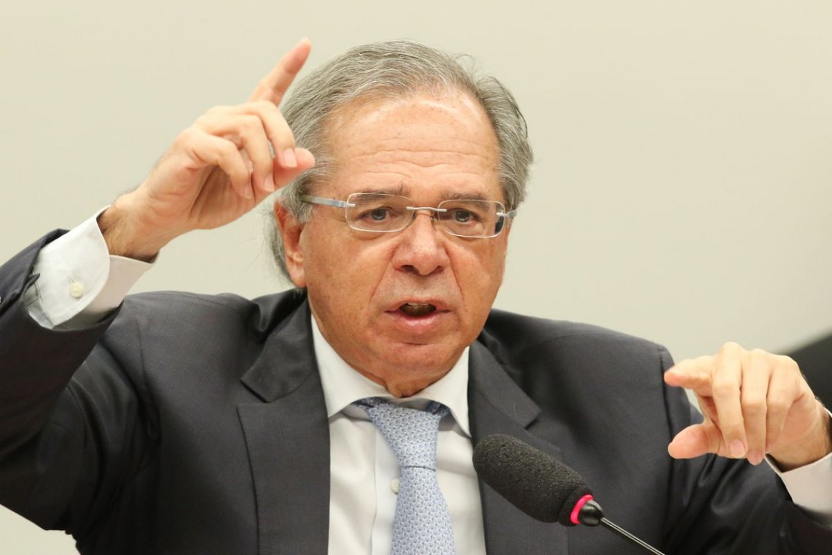 Governo pede privatizações e corte de benefícios de servidores a governadores