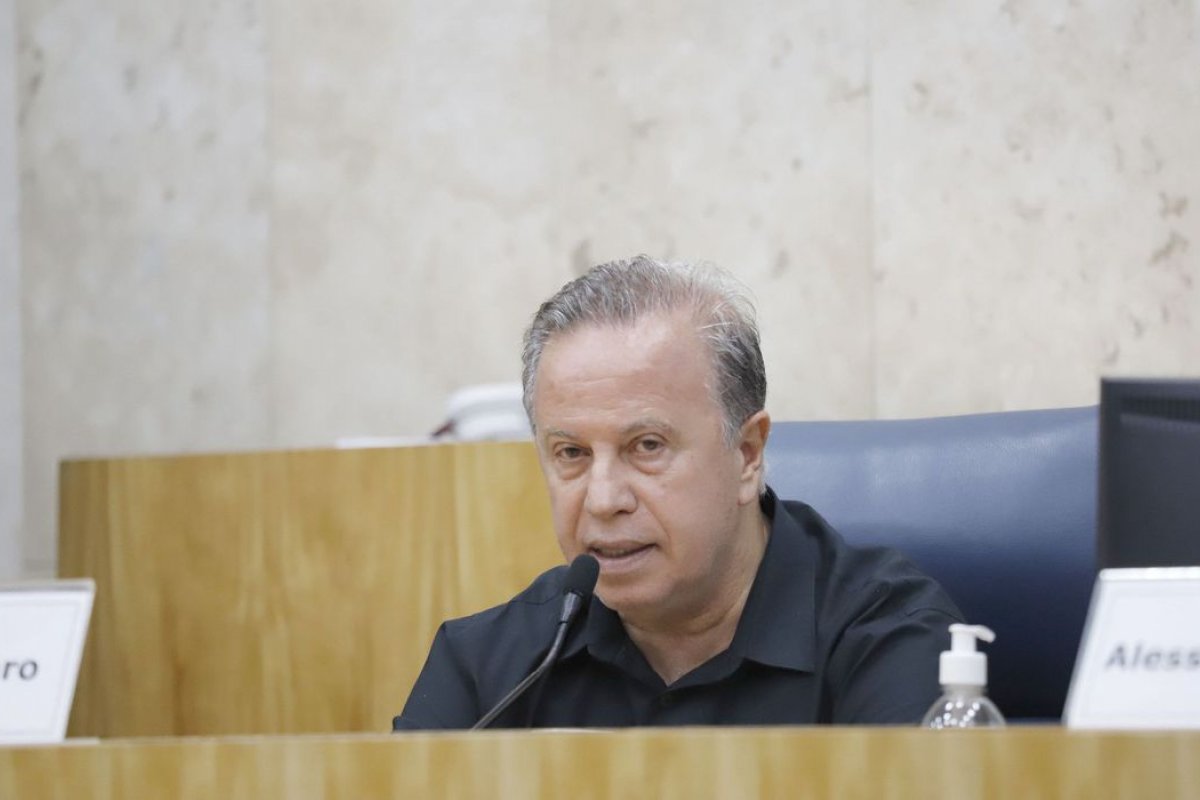Justiça de SP suspende processo que poderia cassar Camilo Cristófaro por racismo