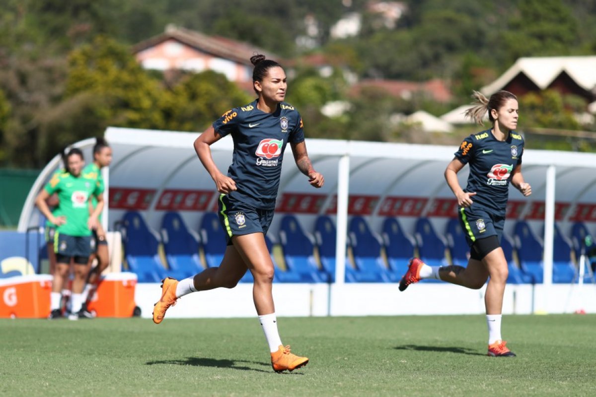 Com lesão, lateral Fabiana é cortada da lista para a Copa do Mundo