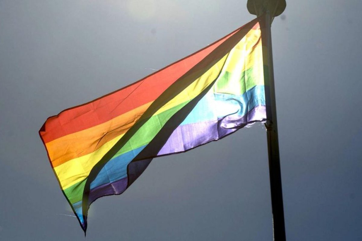Quatro em cada 10 LGBTQIAP+ já sofreram discriminação no trabalho, aponta pesquisa