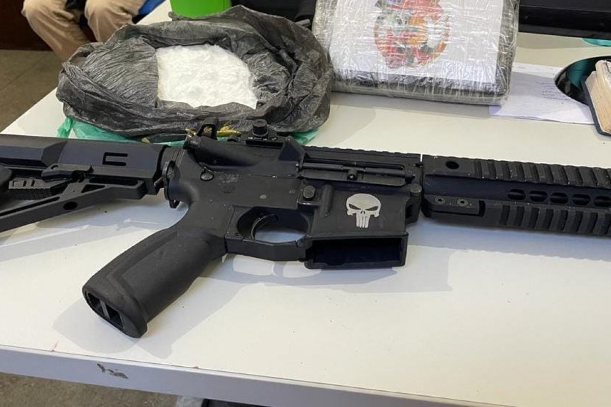 Polícia apreende fuzil de fabricação americana em bairro de Salvador