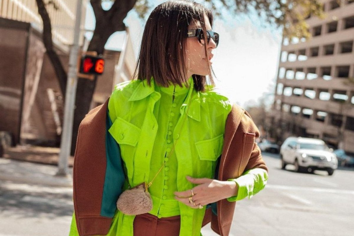 Verde-limão: veja 4 inspirações para incluir o tom tendência nos looks de inverno! 