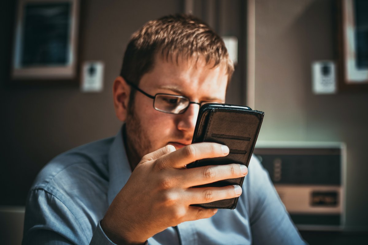 Celular pode causar a síndrome de text neck, afirma neurocirurgião