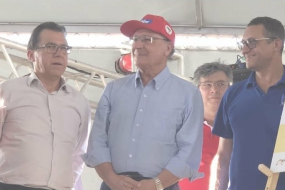 Na redes sociais, Alckmin é ironizado por foto com boné do MST    