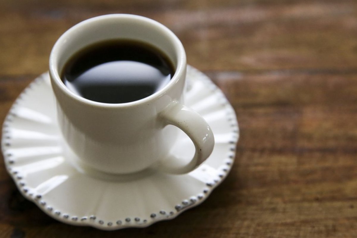 Beber café antes de fazer compras faz consumidores gastarem mais, diz estudo