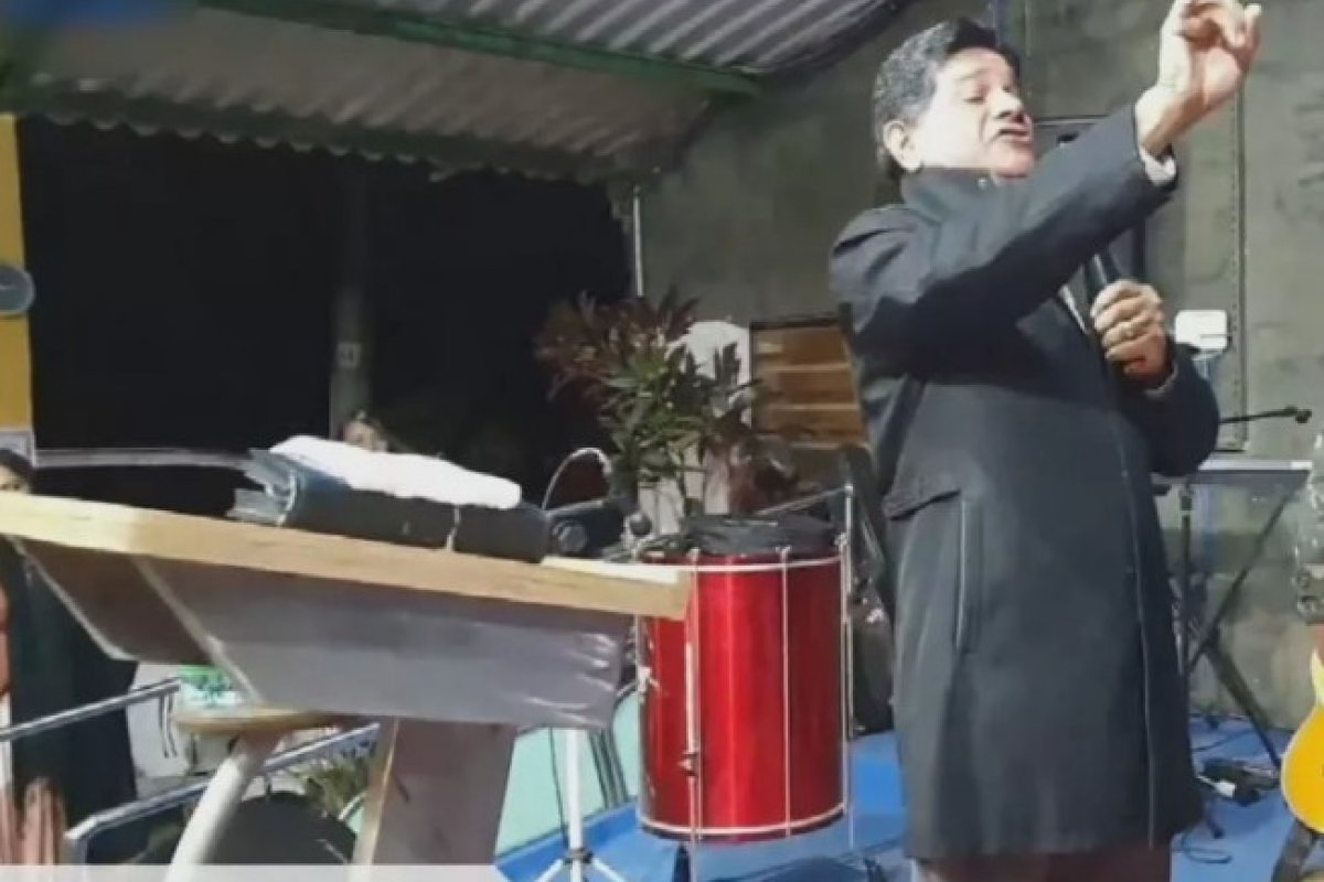 Investigado pela PF, pastor chora ao participar de culto após sair da prisão
