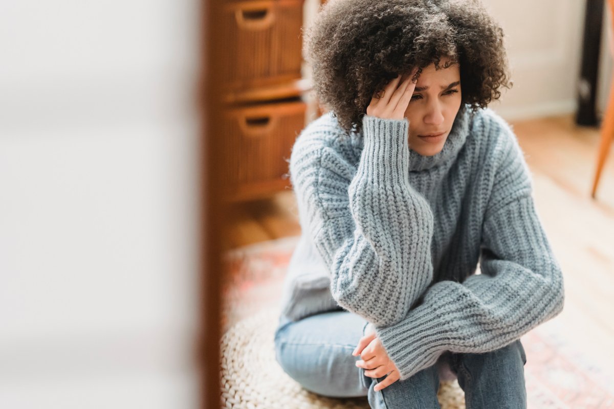 73% das mulheres tiveram dificuldade de atenção e perda de memória pós-covid, aponta pesquisa 