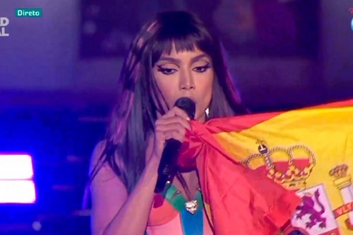 Vídeo: Anitta exibe bandeira da Espanha no Rock in Rio Lisboa e gera ‘atrito’ entre fãs